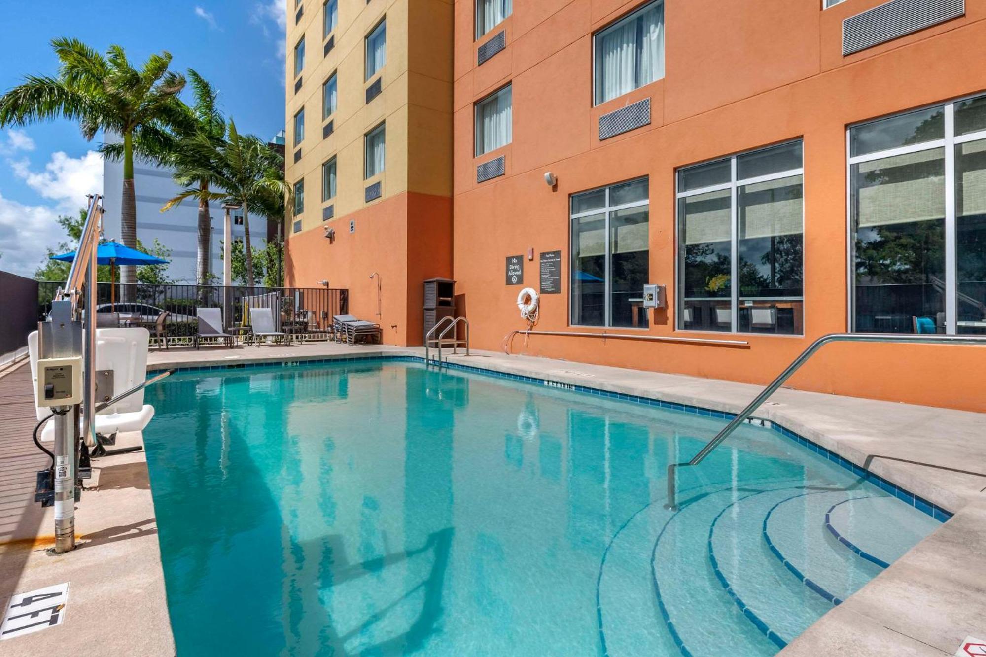 Comfort Suites Fort Lauderdale Airport South & Cruise Port Dania Beach Exterior foto